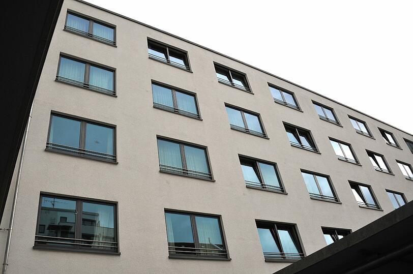 Das Hotel Courtyard by Marriott in der Schwanthalerstraße hat ein unbekannter Schütze ins Visier genommen: Bilder zeigen die Einschüsse.