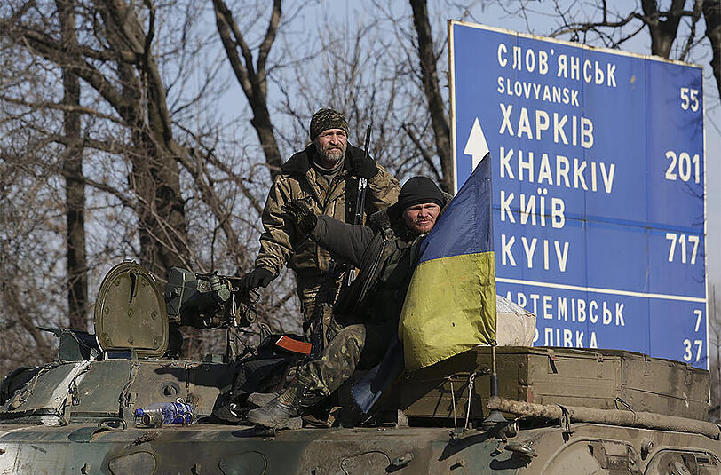 Im Friedensplan von Minsk gibt es kaum Bewegung. Laut eigenen Aussagen haben die Separatisten jedoch mit dem Abzug schwerer Waffen begonnen.