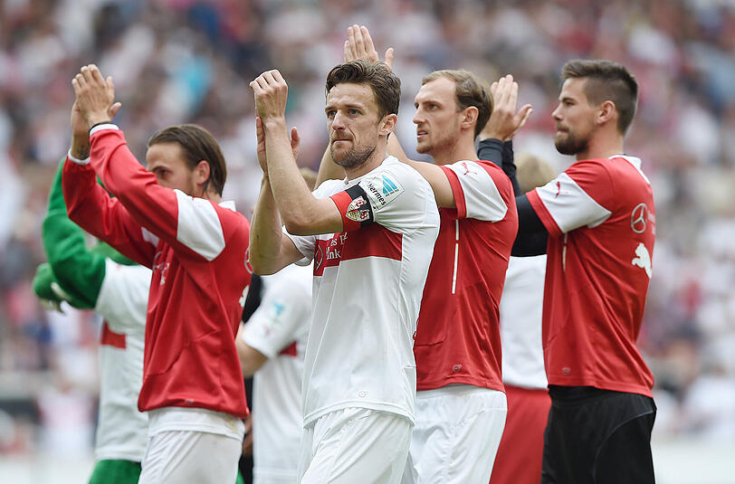 Zufrieden nach Spielende: Die Spieler des VfB Stuttgart bedanken sich bei den Fans.