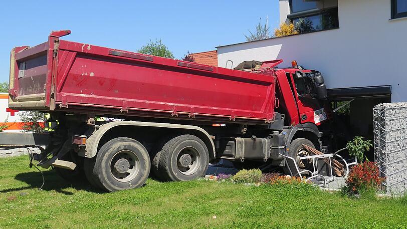In Zusmarshausen ist ein LKW mit Anhänger in ein Wohnhaus gerollt.