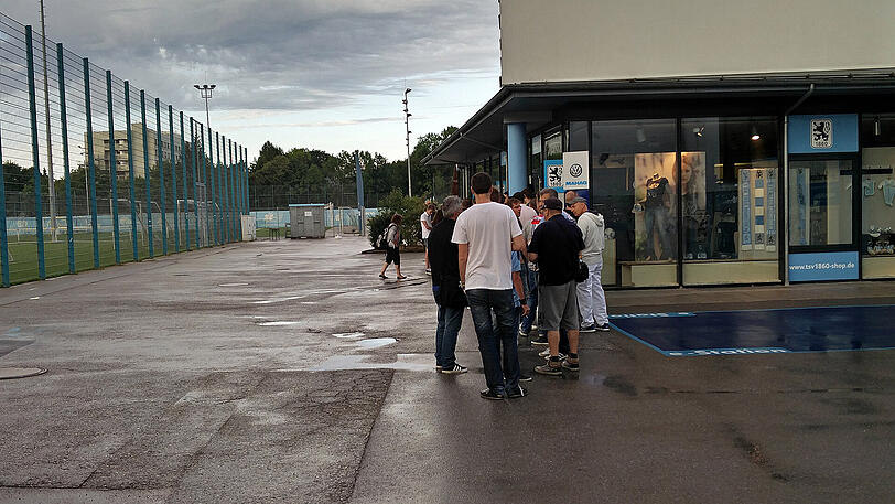 Schlangestehen für Löwen-Tickets. Die Bilder von der Grünwalder Straße.
