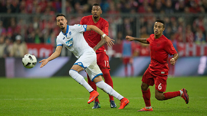 Hier noch im Duell mit Thiago (rechts) und Jérôme Boateng, bald ein Teamkollege? Sandro Wagner.