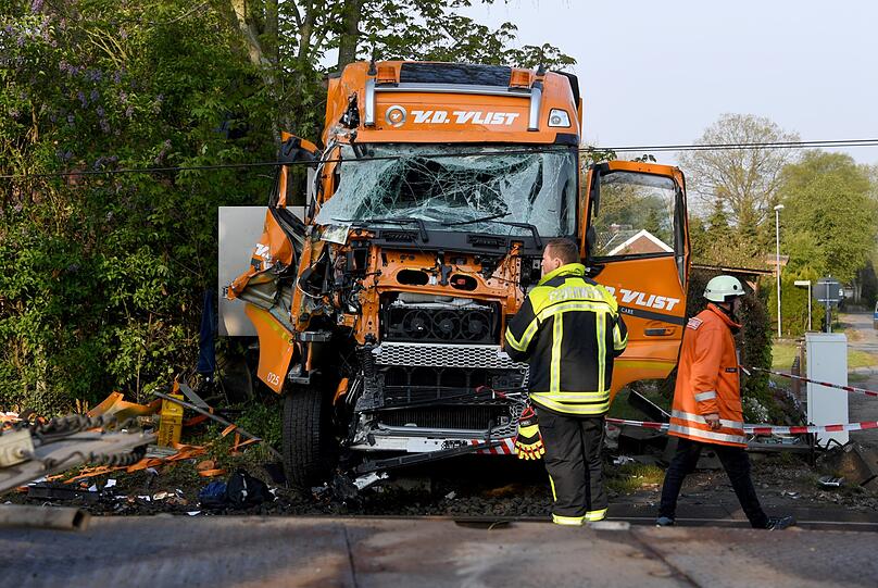 In Alt Duvenstedt ist am frühen Mittwochmorgen ein Zug mit einem Lkw zusammengestoßen.