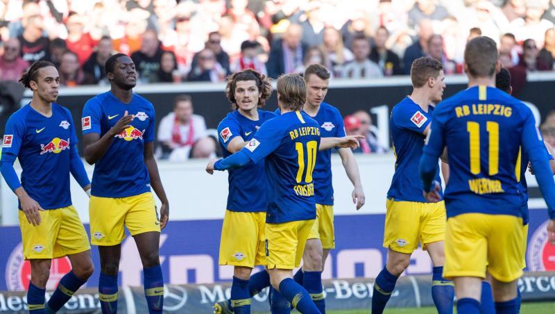 Leipzigs Spieler freuen sich über den Sieg beim VfB Stuttgart. Leipzigs Spieler freuen sich über den Sieg beim VfB Stuttgart.