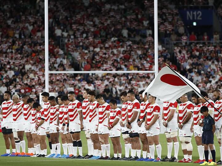 Japans Rugby-Nationalmannschaft gedenkt vor dem Spiel gegen Schottland der Opfer des Taifuns "Hagibis".