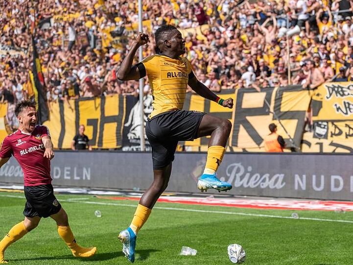Dynamos Moussa Kone feiert sein Tor zum 3:3-Endstand.