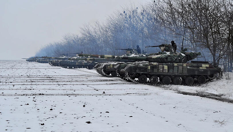 Die Ukraine rüstet für den Ernstfall: eine Panzer-Einheit beim Training in der Region Dnipropetrovsk. Ähnliche Bilder kommen derzeit aus Belarus. Dort führen die örtliche und die russische Armee seit Donnerstag gemeinsame Manöver durch. Die Ukraine rüstet für den Ernstfall: eine Panzer-Einheit beim Training in der Region Dnipropetrovsk. Ähnliche Bilder kommen derzeit aus Belarus. Dort führen die örtliche und die russische Armee seit Donnerstag gemeinsame Manöver durch.