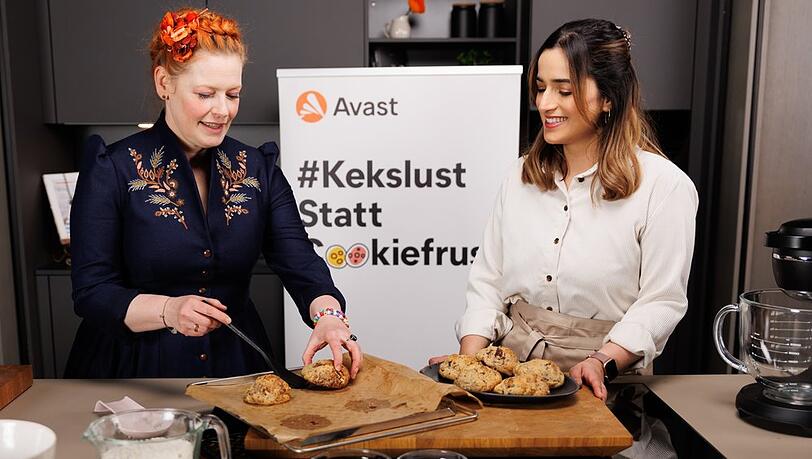 Enie van de Meiklokjes (li.) und Kiki Aweimer alias Kikis Kitchen beim gemeinsamen Backen.