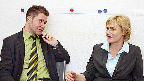Die CSU-Stadträtin Ulrike Hölldobler-Schäfer (49) ist „Angestellte bei einem Mittelständler“ und wurde 2002 erstmals gewählt, der SPD-Stadtrat Rafael Raum (28) ist noch Student und seit 2008 neu im Rathaus. Die CSU-Stadträtin Ulrike Hölldobler-Schäfer (49) ist „Angestellte bei einem Mittelständler“ und wurde 2002 erstmals gewählt, der SPD-Stadtrat Rafael Raum (28) ist noch Student und seit 2008 neu im Rathaus.