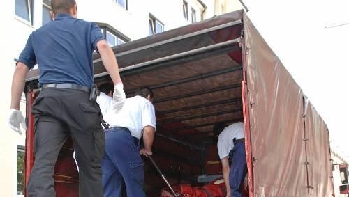 Feuerwehrmänner transportieren eine extrem übergewichtige Patientin im Lastwagen Feuerwehrmänner transportieren eine extrem übergewichtige Patientin im Lastwagen