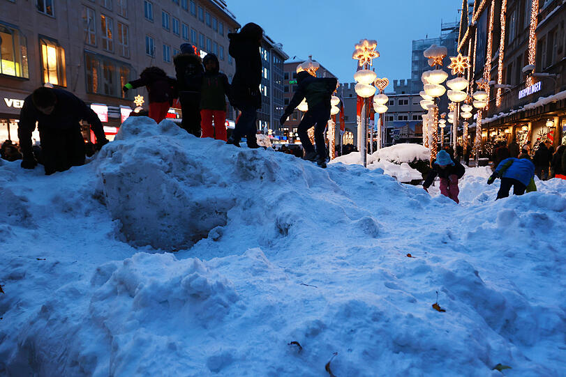 Schneechaos: Kinder haben ihren Spaß vor dem Oberpollinger.