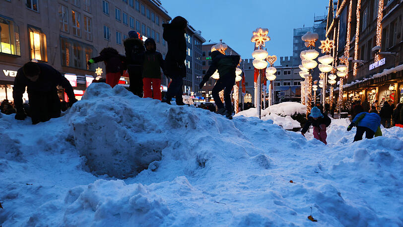 Schneechaos: Kinder haben ihren Spaß vor dem Oberpollinger.