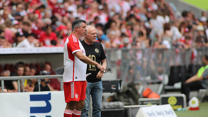 Wirft sich für die Bayern-Legenden noch immer in die Zweikämpfe: Roy Makaay, hier mit Hermann Gerland. Wirft sich für die Bayern-Legenden noch immer in die Zweikämpfe: Roy Makaay, hier mit Hermann Gerland.