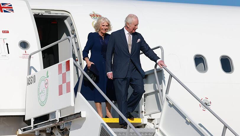 König Charles und Königin Camilla beim Verlassen des königlichen Flugzeugs in Rom.