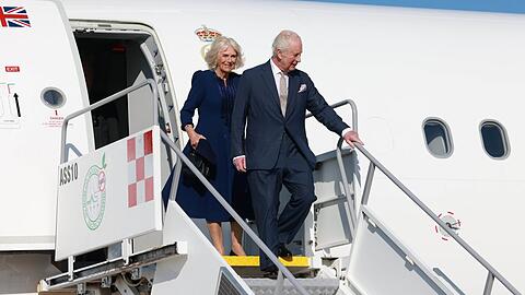 König Charles und Königin Camilla beim Verlassen des königlichen Flugzeugs in Rom.