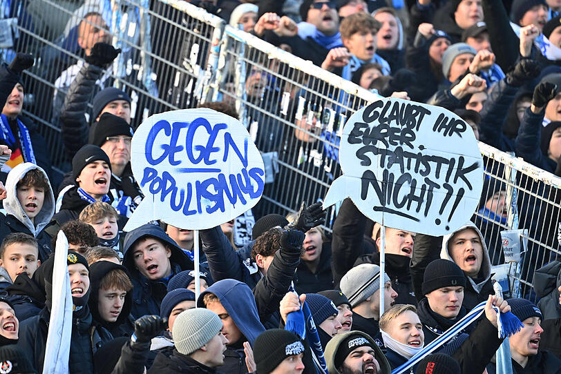 Viele Sechzig-Fans hielten beim Heimspiel gegen Saarbrücken in der Westkurve Sprechblasen gegen die angekündigten Sicherheitsmaßnahmen hoch.
