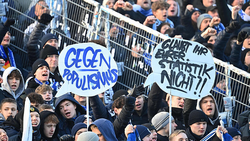 Viele Sechzig-Fans hielten beim Heimspiel gegen Saarbrücken in der Westkurve Sprechblasen gegen die angekündigten Sicherheitsmaßnahmen hoch.