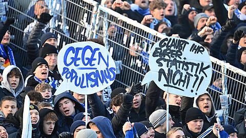 Viele Sechzig-Fans hielten beim Heimspiel gegen Saarbrücken in der Westkurve Sprechblasen gegen die angekündigten Sicherheitsmaßnahmen hoch.