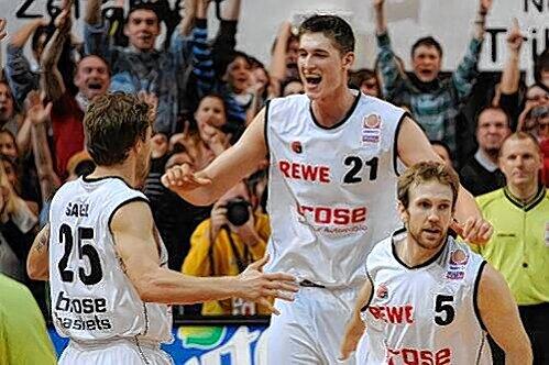 Zweihundertfünfzehn Zentimeter  Talent pur: Bambergs Jungstar Tibor Pleiß (Mitte), Anton Gavel (links) und John Goldsberry.