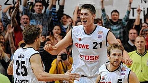 Zweihundertfünfzehn Zentimeter Talent pur: Bambergs Jungstar Tibor Pleiß (Mitte), Anton Gavel (links) und John Goldsberry. Zweihundertfünfzehn Zentimeter Talent pur: Bambergs Jungstar Tibor Pleiß (Mitte), Anton Gavel (links) und John Goldsberry.