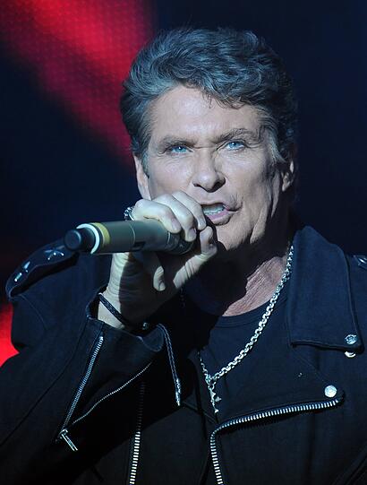 David Hasselhoff tourt mit seiner "The Hoff is back"-Tour durch Deutschland, Österreich und die Schweiz. Dabei gibt es auch ein Wiedersehen mit "KITT", dem sprechenden Auto aus der Kultserie Knight Rider. Die Bilder von seinen Auftritten in Berlin und Frankfurt.