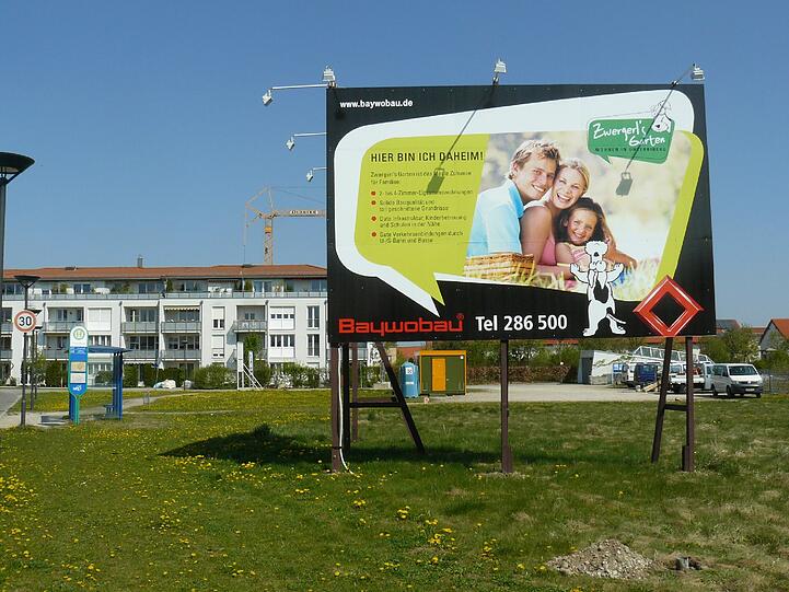 Das Bauprojekt &bdquo;Zwergerl&rsquo;s Garten&ldquo; entsteht in einem ruhigen Wohnumfeld. Die Bushaltestelle grenzt direkt an das Grundstück.