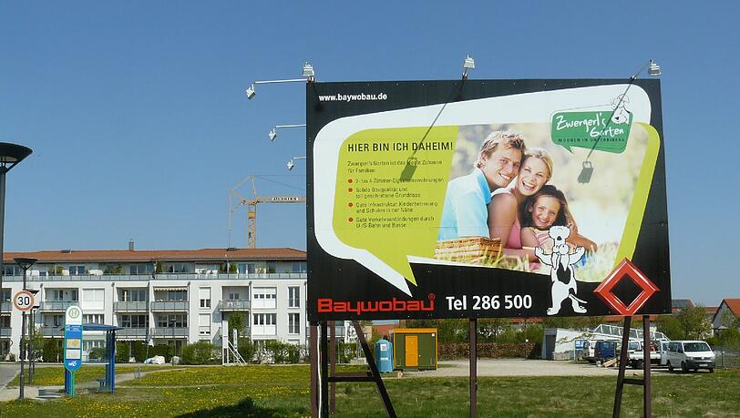 Das Bauprojekt „Zwergerl’s Garten“ entsteht in einem ruhigen Wohnumfeld. Die Bushaltestelle grenzt direkt an das Grundstück. Das Bauprojekt „Zwergerl’s Garten“ entsteht in einem ruhigen Wohnumfeld. Die Bushaltestelle grenzt direkt an das Grundstück.