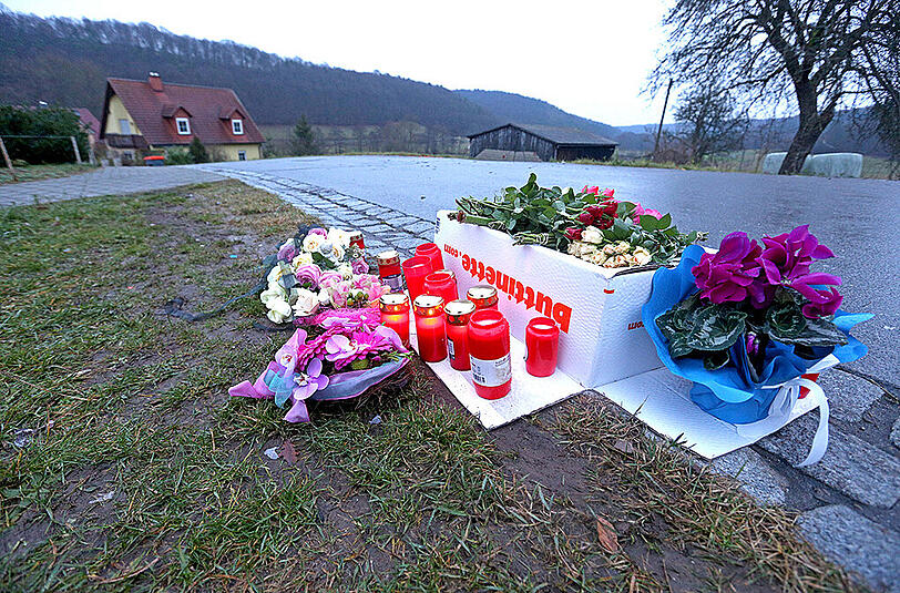 Blumen und Kerzen zeigen den Ort, an dem die 11-jährige Janina getötet wurde.
