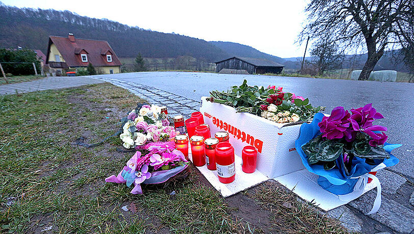 Blumen und Kerzen zeigen den Ort, an dem die 11-jährige Janina getötet wurde. Blumen und Kerzen zeigen den Ort, an dem die 11-jährige Janina getötet wurde.