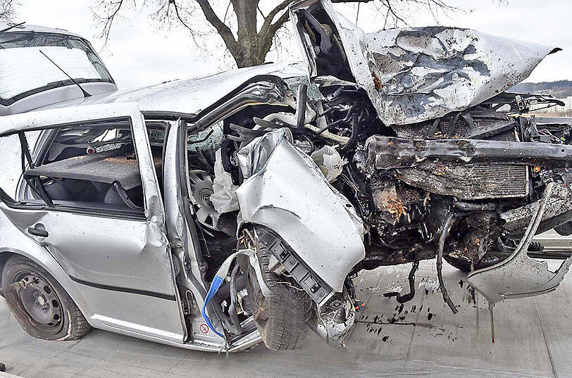 Bei einem schweren Unfall in Gliching kam ein 70-jähriger Autofahrer ums Leben.