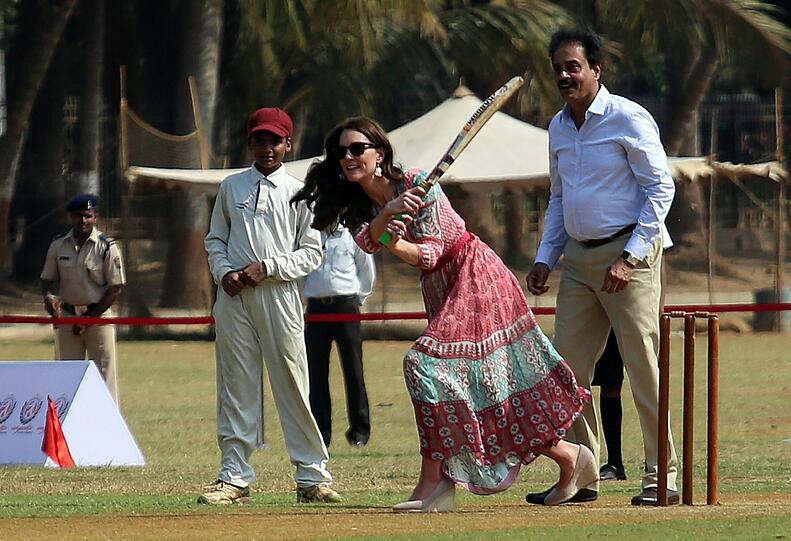 Kate und William beim Cricketspielen während ihrer großen Indien-Tour.