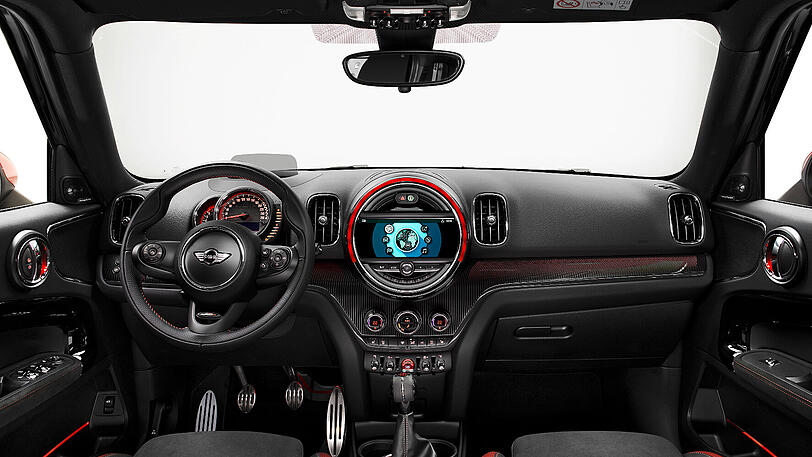 Typisch Mini, aber sehr sportlich ausgelegt: Der Arbeitsplatz im Countryman JCW.