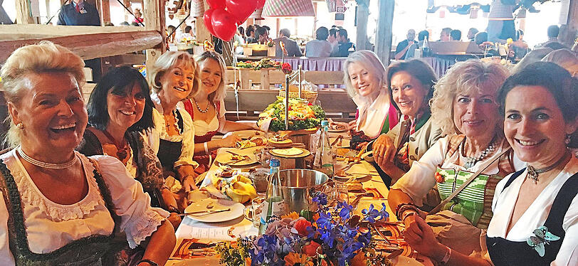 Geballte Frauen-Power, geballte Fröhlichkeit: (v. l. im Uhrzeigersinn): Gaby Weishäupl, Gabriele Appel, Karin Stoiber, Eva Mandoki, Lucy Heyne, Constanze Neuhann-Lorenz, Gabriele Kokott-Weidenfeld, Natalie Schmid . . .