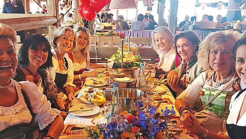 Geballte Frauen-Power, geballte Fröhlichkeit: (v. l. im Uhrzeigersinn): Gaby Weishäupl, Gabriele Appel, Karin Stoiber, Eva Mandoki, Lucy Heyne, Constanze Neuhann-Lorenz, Gabriele Kokott-Weidenfeld, Natalie Schmid . . . Geballte Frauen-Power, geballte Fröhlichkeit: (v. l. im Uhrzeigersinn): Gaby Weishäupl, Gabriele Appel, Karin Stoiber, Eva Mandoki, Lucy Heyne, Constanze Neuhann-Lorenz, Gabriele Kokott-Weidenfeld, Natalie Schmid . . .