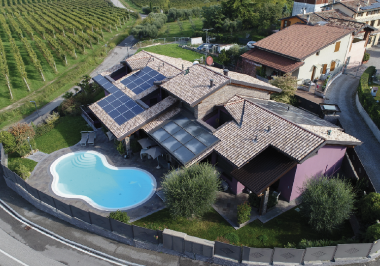 Sichern Sie sich jetzt Ihre Traumimmobilie: Ganz in der Nähe des Stadtkerns und der Seepromenade von Peschiera del Garda befindet sich diese wunderschöne Liegenschaft mit 2 Immobilieneinheiten, einem gemeinsamen beheizbaren Schwimmbad mit Whirlpool und privatem Garten von ca. 1.400 Quadratmetern.