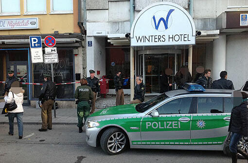 Polizeieinsatz in der Arnulfstraße: Ein Angestellter eines Nachtclubs findet am Dienstmorgen eine schwer verletzte Frau vor. Die Bilder von der Spurensicherung.