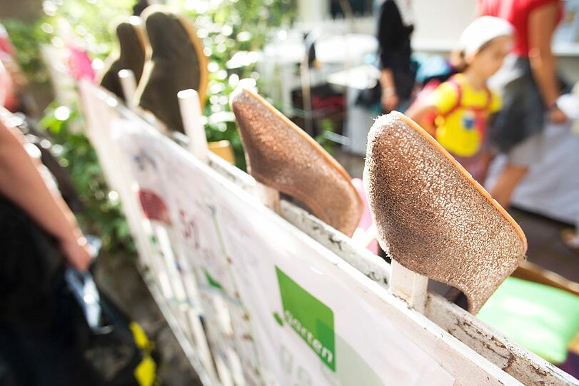 Blick hinter die Hausfassaden ins Grüne: der Gartenflohmarkt in Gern. Die Fotos.
