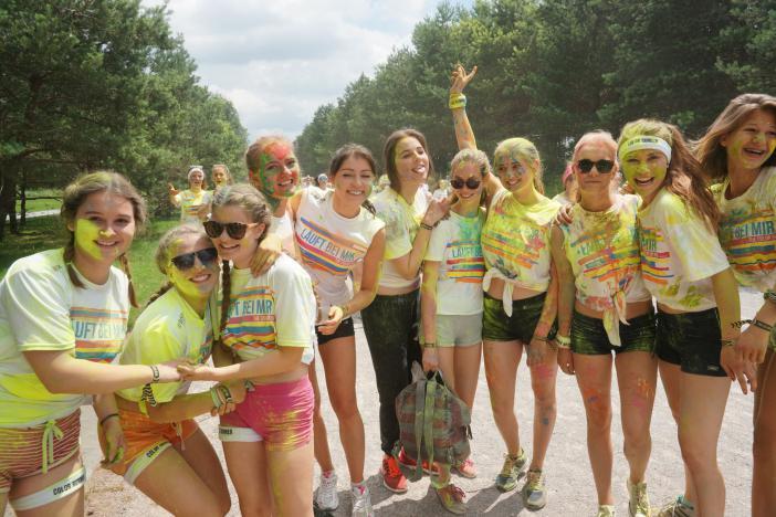 Beim Color Run steht der bunte Spaß im Mittelpunkt und nicht die sportliche Leistung. Die besten Bilder vom Lauf am Sonntag im Riemer Park.