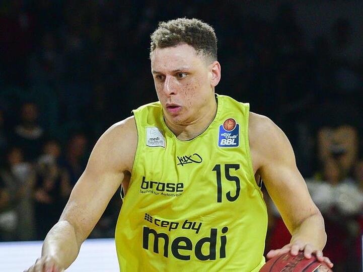 Bayreuths Robin Amaize spielt den Ball. Foto: Nicolas Armer/dpa