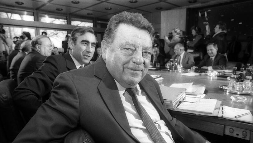 An der Seite des Vorsitzenden: Theo Waigel (l.) neben Franz Josef Strauß bei Koalitionsverhandlungen mit der FDP 1987 in Bonn. An der Seite des Vorsitzenden: Theo Waigel (l.) neben Franz Josef Strauß bei Koalitionsverhandlungen mit der FDP 1987 in Bonn.