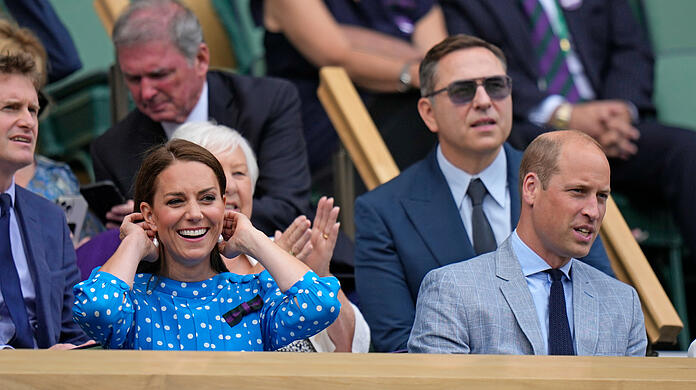William und Kate in der königlichen Loge auf dem Centre Court am neunten Tag der Wimbledon-Tennismeisterschaften.