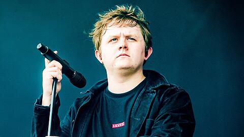 Lewis Capaldi muss seine Stimme schonen.