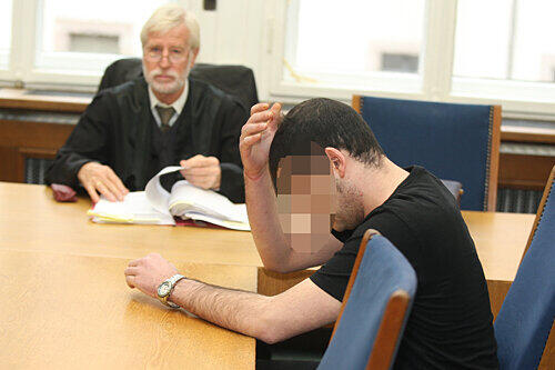 Berker G. (23, vorne im Bild) prügelte sein Opfer halb tot. Vor Gericht war er kleinlaut.