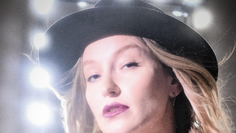 Feminismus? Aber bitte mit High Heels und jeder Menge Make-Up und Bling-Bling, findet Malarina. Feminismus? Aber bitte mit High Heels und jeder Menge Make-Up und Bling-Bling, findet Malarina.