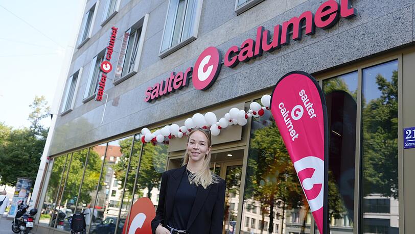 Filialleiterin Sarah Ehrl (27) vor dem neuen Foto Sauter in der Sonnenstraße 21.  Das Geschäft ist von der Hausnummer 26 auf die gegenüberliegende Straßenseite umgezogen und heißt jetzt offiziell Sauter Calumet.