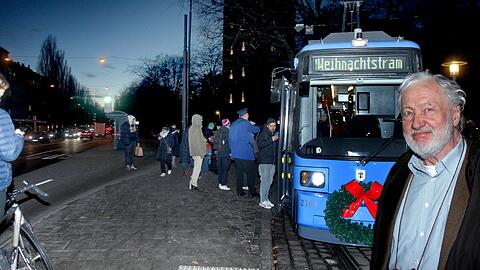 Die Christkindltram dreht ab der Wendeschleife am Sendlinger Tor ihre Runde durch die Altstadt. Und Münchens
Seniorenbeiratschef Reinhard Bauer (75) ärgert sich: "Ich bin wirklich empört, dass hier das Mitfahren nur funktioniert, wenn man
vorab online reserviert. Das schließt viele Ältere aus."