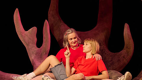 Annette Paulmann und Maren Solty in &bdquo;Mein kleines Prachttier&ldquo;.