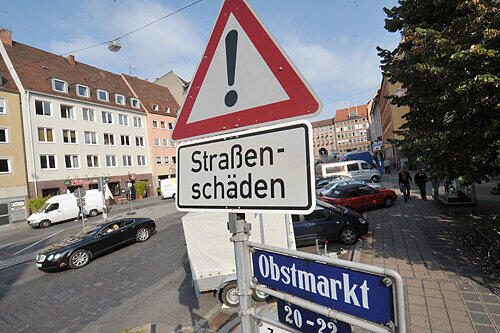 Auch der Straßenbelag am Obstmarkt muss erneuert werden. Bislang besteht er aus einem Flickwerk &ndash; mehrfach aufgetragener Asphalt und Kopfsteinpflaster machen zum Beispiel Fahrradfahren zum Hindernis-Parcours...