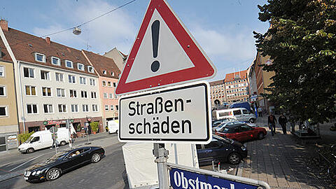 Auch der Straßenbelag am Obstmarkt muss erneuert werden. Bislang besteht er aus einem Flickwerk &ndash; mehrfach aufgetragener Asphalt und Kopfsteinpflaster machen zum Beispiel Fahrradfahren zum Hindernis-Parcours...