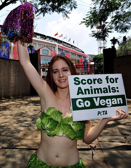 'Score for Animals: Go Vegan' - diese leicht bekleidete Dame spricht sich für veganes Essen aus.